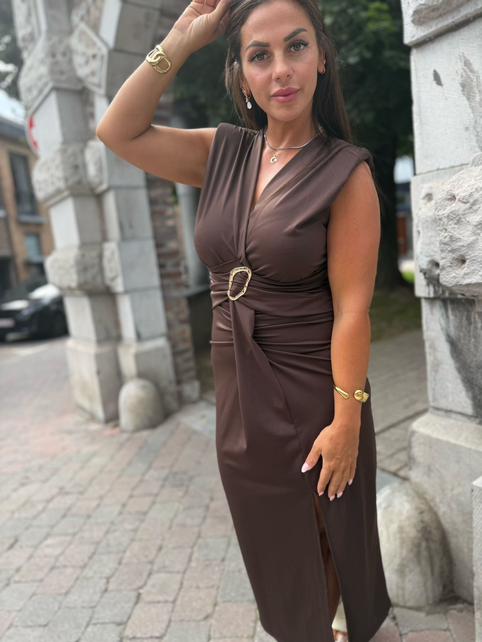 Robe Longue Élégante avec Ceinture Dorée