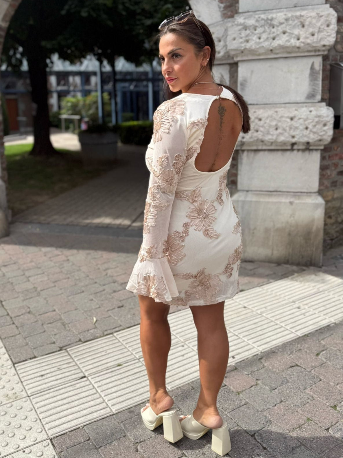 Robe Beige Brodée d’Or