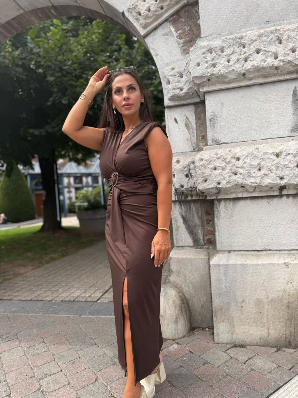 Robe Longue Élégante avec Ceinture Dorée