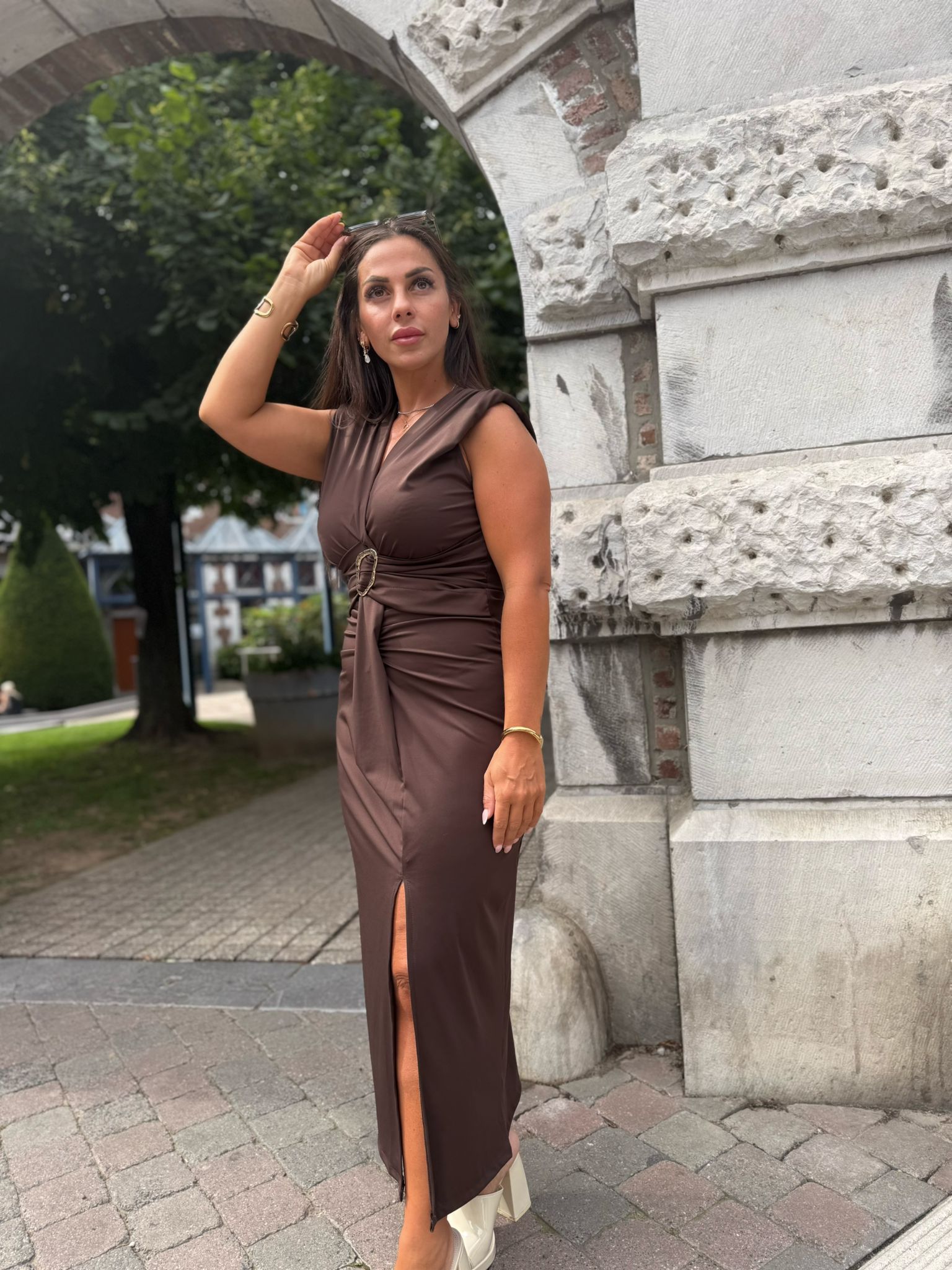 Robe Longue Élégante avec Ceinture Dorée